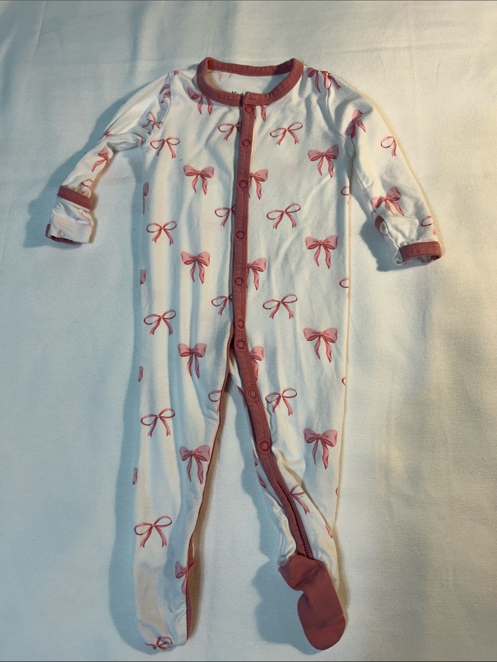 Kyte Baby snap footed sleeper, 0-3 mo, bows
